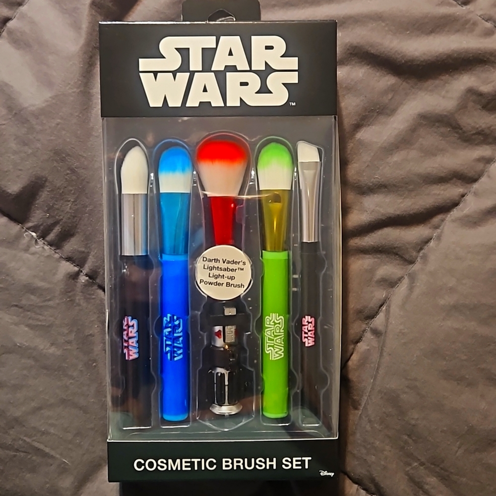 New Starwars Cosmetic Brush Set with Light-up Powder Brush